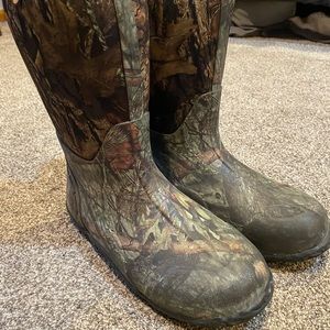 Bogs Youth Size 7 Waterproof boots